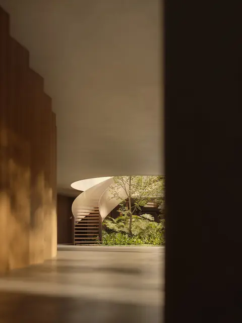 Corredor em madeira com escada escultórica e jardim interno, Três Figueiras, Porto Alegre