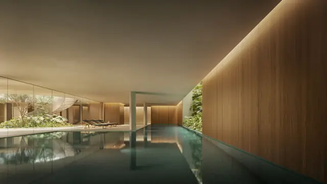 Piscina coberta com parede de madeira