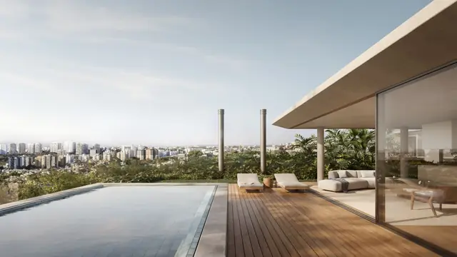 Piscina privativa com deck e vista para a cidade